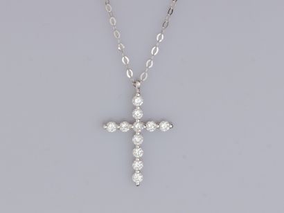 null Collier en or gris 750°/°°(18K) orné d'une petite croix sertie de diamants taille...