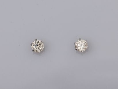 null Paire de puces en or gris 750°/°°(18K), chacune est sertie d'un diamant taille...