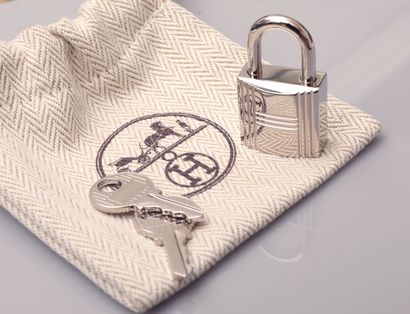 null HERMES, small silver bag lock with two keys n°160, signed and numbered. Clutch...