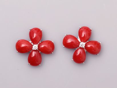 null Pair of flower earrings in 18K white gold, set with red coral and brilliant-cut...