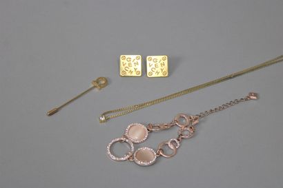 Lot : deux pin's GIVENCHY, collier solitaire...