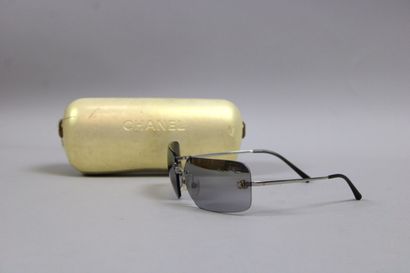 CHANEL

Paire de lunettes solaires (petites...