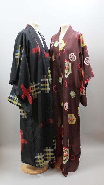 Lot de six kimonos, quatre longs et deux...