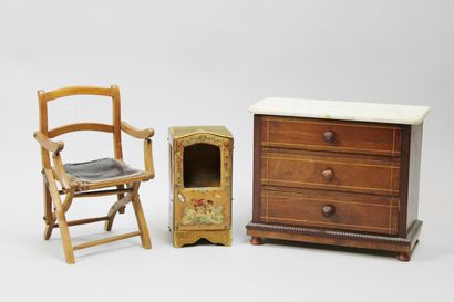 null Lot : petite commode de poupée à dessus en marbre, trois tiroirs, une petite...