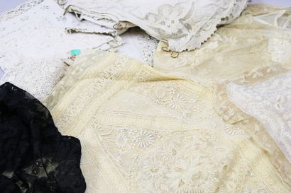 Lot of doilies, lace breakers, small lace...