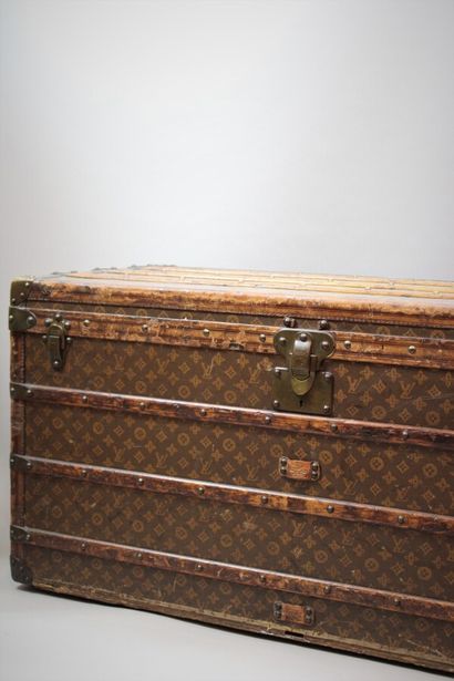 null Louis VUITTON, 1 rue Scribe

N°167587

Malle courrier en toile monogram , garniture...