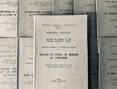 null [La Médecine en Indochine] Ensemble de 11 livres et plaquettes édités à Hanoï,...
