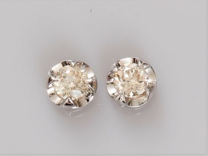 null Paire de clous en or gris 750°/°° (18K), chacun est serti d'un diamant brun...