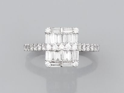 null Bague rectangulaire en or gris 750°/°° (18K) , sertie de diamants baguettes...