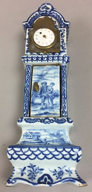 null DELFT. Porte montre en faïence à décor en camaïeu bleu d'une scène galante....