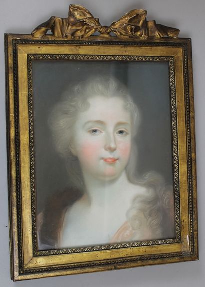 null ECOLE FRANCAISE du XVIIIe siècle. Portrait de femme aux cheveux blonds et aux...