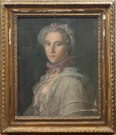 null ECOLE FRANCAISE Milieu du XVIIIe siècle : « Portrait de femme au bonnet de dentelle...