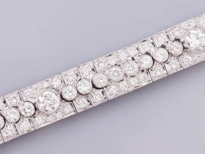 null Bracelet ruban en or gris 750°/°° (18K), serti de trois rangs de diamants taille...