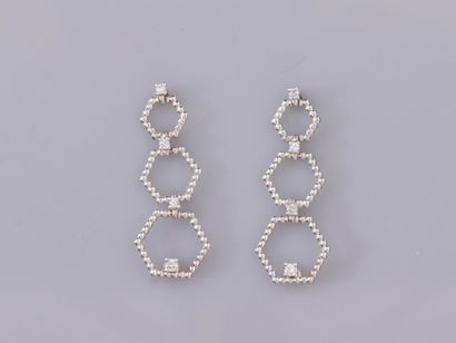 null Paire de boucles d'oreilles en or gris 750°/°° (18K), à décor géométrique de...