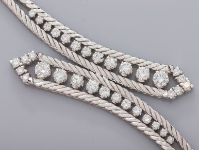 null Bracelet souple croisé en or gris 750°/°° (18K) tressé brossé, serti de diamants...