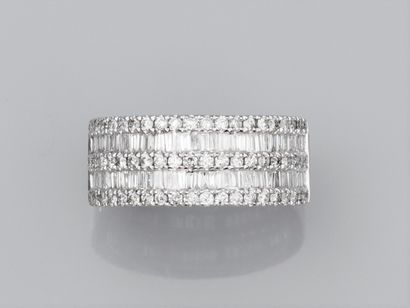 null Bague bandeau en or gris 750°/°° (18K) , sertie de deux rangs de diamants baguettes...