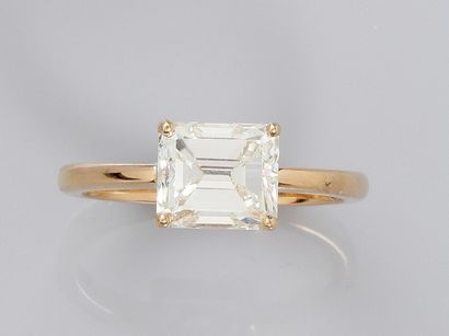 null Bague en or jaune 750°/°° (18K) , sertie d'un beau diamant taille émeraude de...