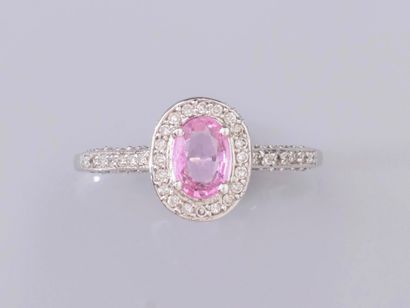 null Bague en or gris 585°/°° (14K), sertie d'un saphir rose ovale , entourage de...