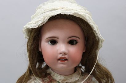 null Large doll, head in porcelain marked in hollow: SFBJ Paris, T.14 (crack in the...