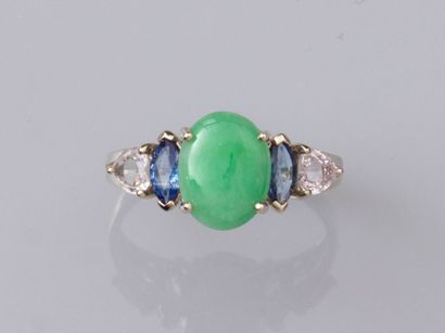 null Ring in gold 375°/°° (9K), set with a small oval treated jade, with sapphires...