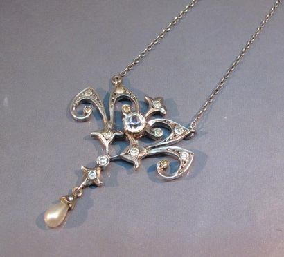 null Collier Art Nouveau en argent orné de cristaux et perle d'imitation. 6.50 g