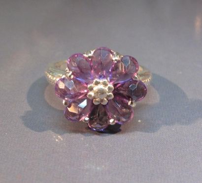 null Bague fleur en argent , les pétales serties d'améthystes. Poids : 5.70 g. TDD...