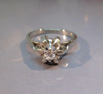 null Bague en or gris centrée d 'un diamant taille brillant monté en solitaire. Poids...