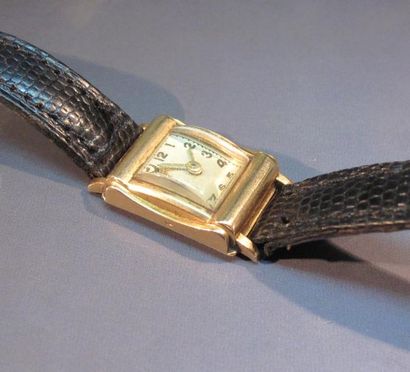 null Montre de dame à boîtier en or jaune. Sur bracelet cuir