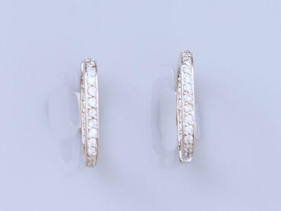 null Pair of square section creoles in 585°/°° (14K) white gold, set with brilliant-cut...