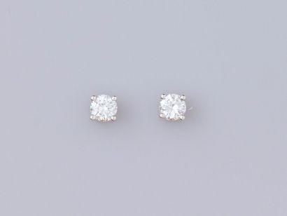Pair of chips in 585°/°° (14K) white gold,...