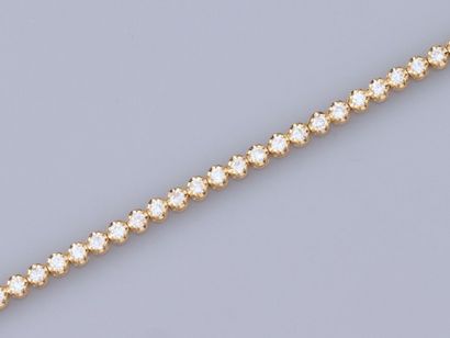 null Fin bracelet rivière en or jaune 750°/°° (18K), serti de diamants taille brillant...