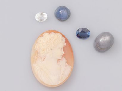 null Lot of one shell cameo, two cabochon sapphires with stars, and two fancy st...