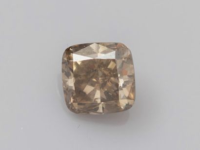 null Brown cushion cut diamond of 2.01 ct (SI clarity).