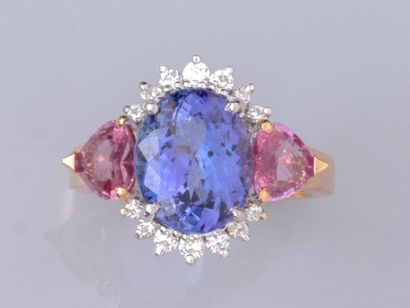 null Ring in two-tone 750°/°° (18K) gold, set with a beautiful oval tanzanite of...