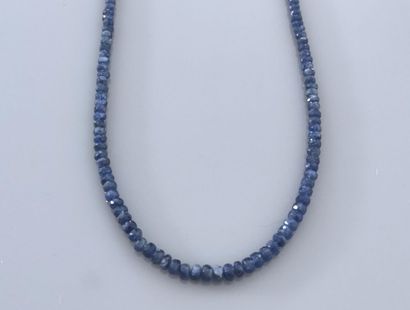 null Necklace made of sapphire beads treated in fall for about 70 ct. Clasp in silver...