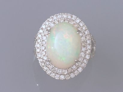 null Bague en or gris 750°/°° (18K) , sertie d'une opale ovale cabochon de 5 ct environ,...