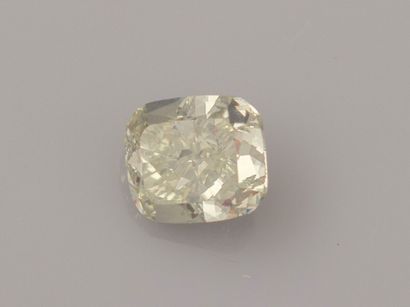 Diamant jaune taille coussin de 1.62 ct....
