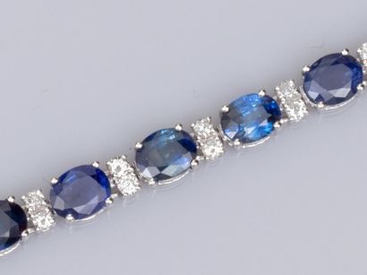 null River bracelet in 18K white gold, set with oval faceted sapphires (approx. 11...