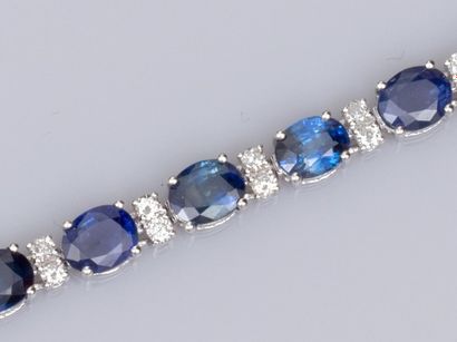 null Bracelet rivière en or gris 750°/°° (18K) , serti de saphir ovale facettés pour...