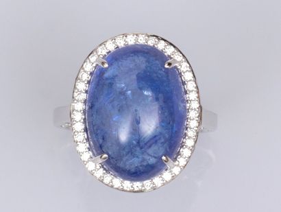 null Ring in 18K white gold, set with an oval cabochon tanzanite of about 12 ct,...