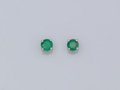 null Pair of gold chips 750°/00 each set with a round emerald of about 0.30 ct. 0.7...