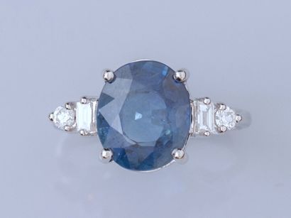 null Ring in white gold 750°/°° (18K), set with an oval faceted sapphire of 4.68...
