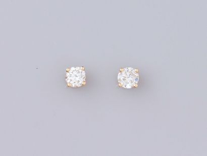 null Pair of chips in 585°/°° (14K) yellow gold, each set with a brilliant-cut diamond...