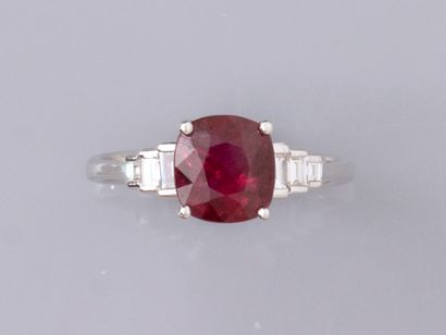 null Ring in white gold 750°/°° (18K), set with a natural cushion ruby of 2.10 ct,...