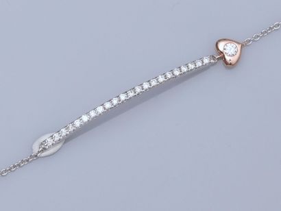  Bracelet en or deux tons 750°/00 , serti d'une ligne de diamants taille brillant...