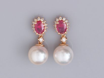 null Paire de boucles d'oreilles en or rose 750°/°° (18K) , serties chacune d'un...