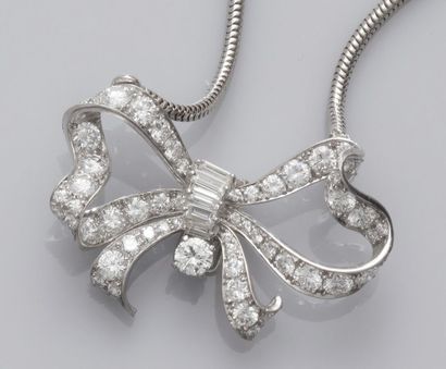 null Collier formé d'un ruban noué en platine, serti de diamants baguettes et de...