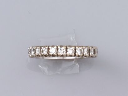 null Wedding ring in 18K white gold, set with brilliant-cut diamonds. 2.9 g. TDD...