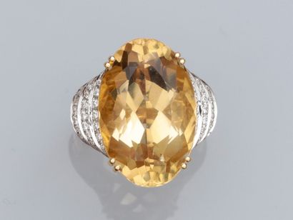 null Ring in two-tone gold 750°/00, set with a large oval citrine of about 20 carats,...