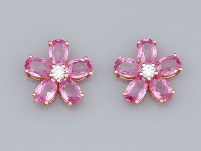 null Pair of flower earrings in 18K pink gold, set with pink sapphires (about 5.50...